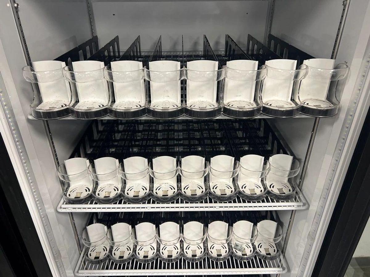 Used ROYAL VENDORS RVCF-027 SINGLE GLASS DOOR REFRIGERATOR MERCHANDISER USEDROYAL VENDORS RVCF-027 SINGLE GLASS DOOR REFRIGERATOR MERCHANDISER USED