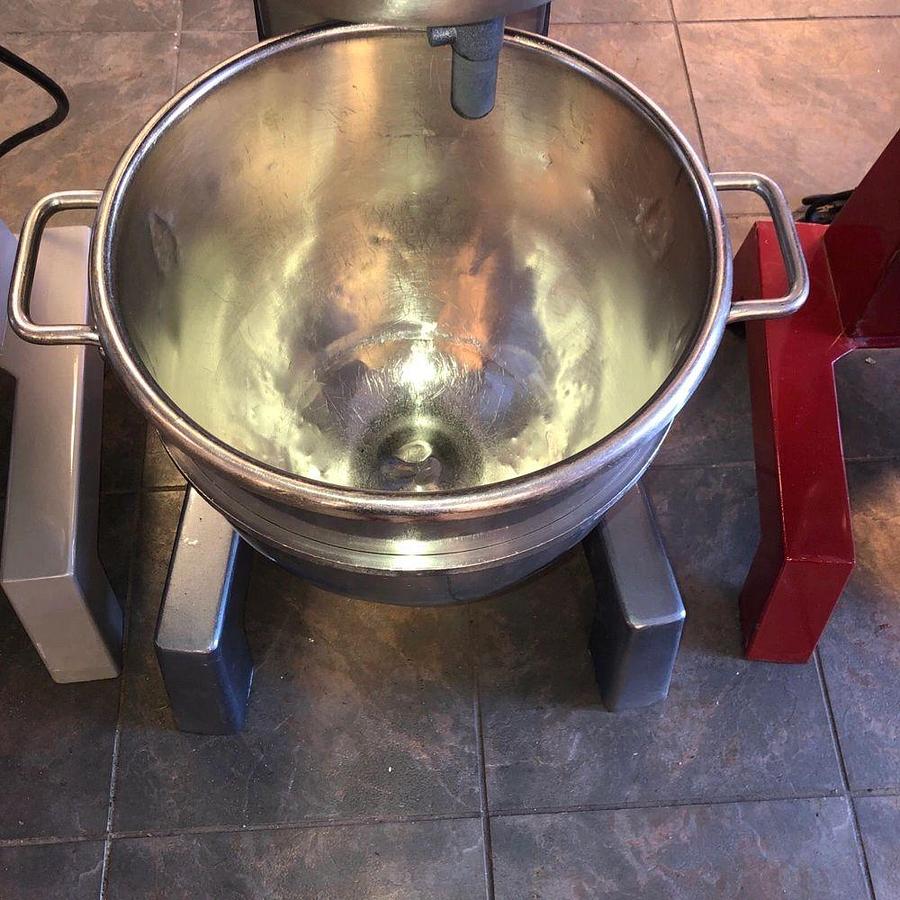 Used Hobart D-300 30 Qt Bakery Dough Mixer w/ Bowl, Hook Volts 115 Phase 1Hobart D-300 30 Qt Bakery Dough Mixer w/ Bowl, Hook Volts 115 Phase 1