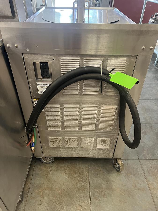Refurbished Giles GEF-720 Commercial Pressure Fryer – Digital Controls – Built-In Oil Filtration
