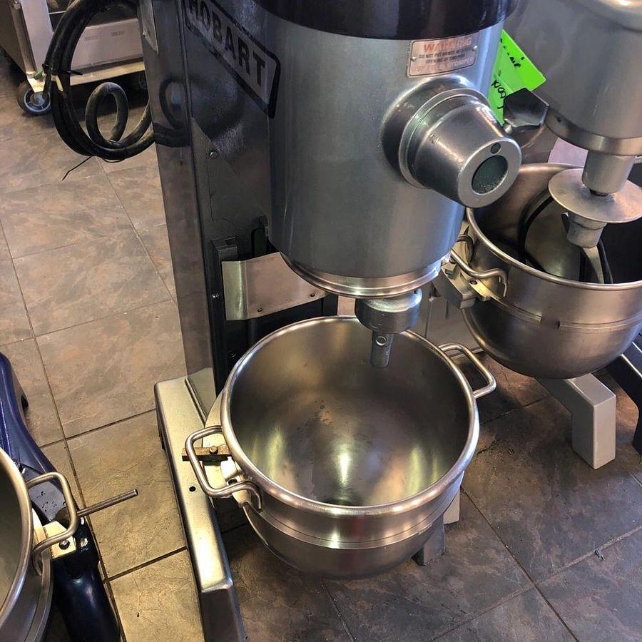 Used Hobart D330- 30-quart mixer with bowl and hook- Working- 208v 3 PhaseHobart D330- 30-quart mixer with bowl and hook- Working- 208v 3 Phase