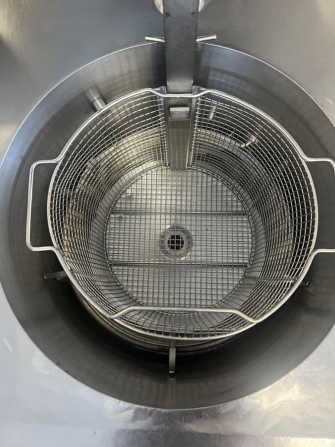 Refurbished Giles GF40 40 lb Electric Floor Fryer with Built-In Oil Filtration – 208/240V 3PH – Tested