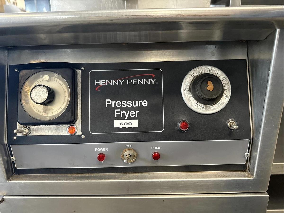 Used Henny Penny 600 Natural Gas Pressure Fryer- W/ Basket & Handle- Oil Filtration