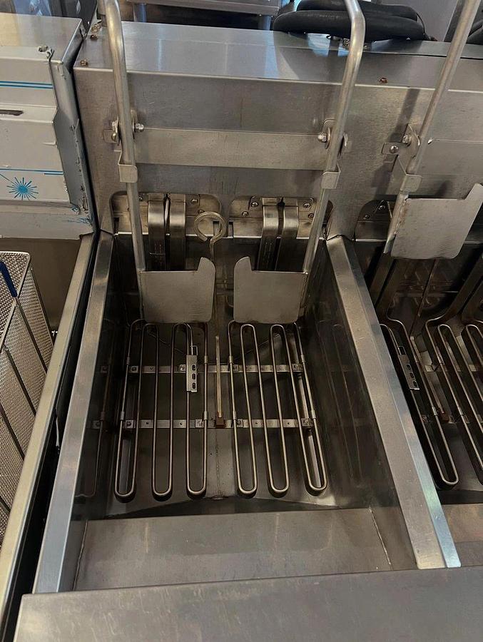 Used Frymaster FPPH317BLSE Electric Fryer - (3) 50 lb Vats, Floor Model, 208v/3phFrymaster FPPH317BLSE Electric Fryer - (3) 50 lb Vats, Floor Model, 208v/3ph