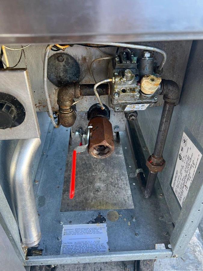 Used Used: Frymaster GF14 Gas Fryer – (1) 40 lb Vat, Floor ModelUsed: Frymaster GF14 Gas Fryer – (1) 40 lb Vat, Floor Model