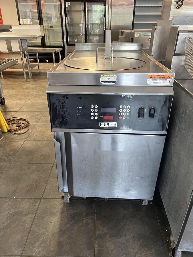 Refurbished Giles GEF-720 Commercial Pressure Fryer – Digital Controls – Built-In Oil Filtration