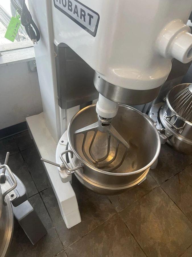 Used Hobart H600 60 Qt Mixer 1/2HP - 1Ph - 120V - Stainless Bowl And Dough PaddleHobart H600 60 Qt Mixer 1/2HP - 1Ph - 120V - Stainless Bowl And Dough Paddle