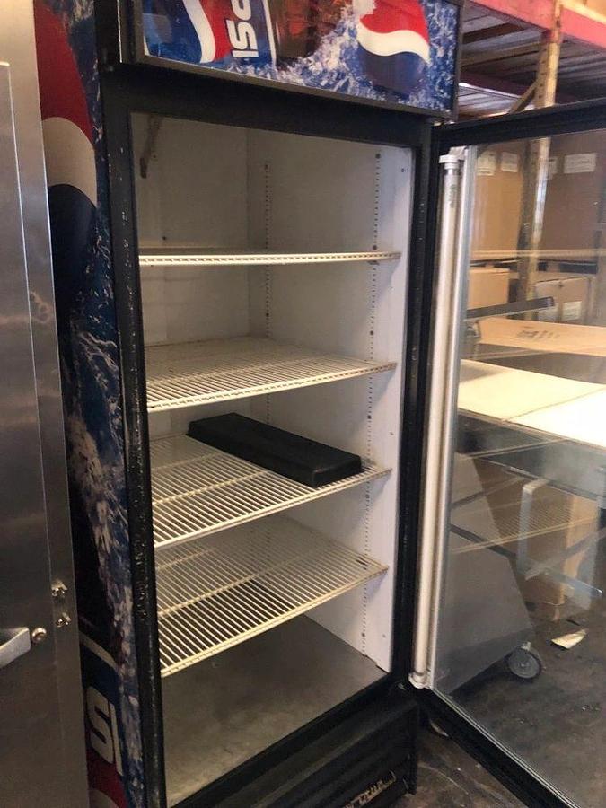 Used True GDM-26 One Section Glass Door MerchandiserTrue GDM-26 One Section Glass Door Merchandiser