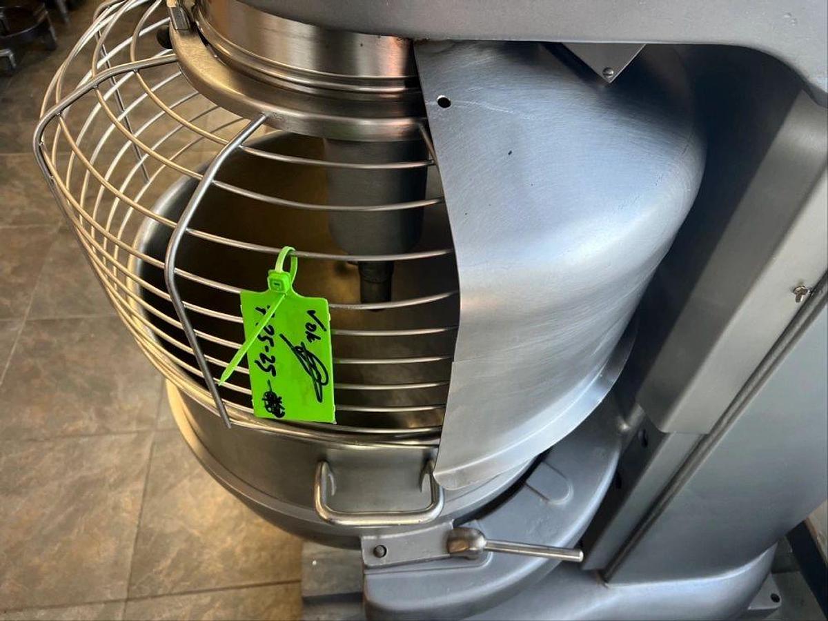Used HOBART M-802 3HP STAINLESS STEEL BOWL & HOOK WITH BOWL GUARD 200V/60/1PHHOBART M-802 3HP STAINLESS STEEL BOWL & HOOK WITH BOWL GUARD 200V/60/1PH