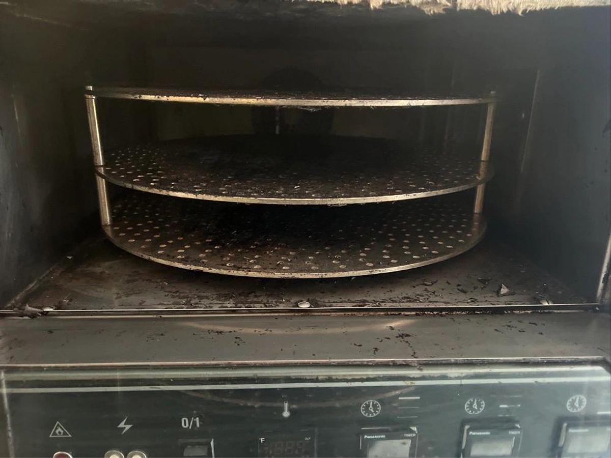 Used Doyon Model FPR3 - 3 Rotating Deck Pizza Oven - 208V 1 PhaseDoyon Model FPR3 - 3 Rotating Deck Pizza Oven - 208V 1 Phase