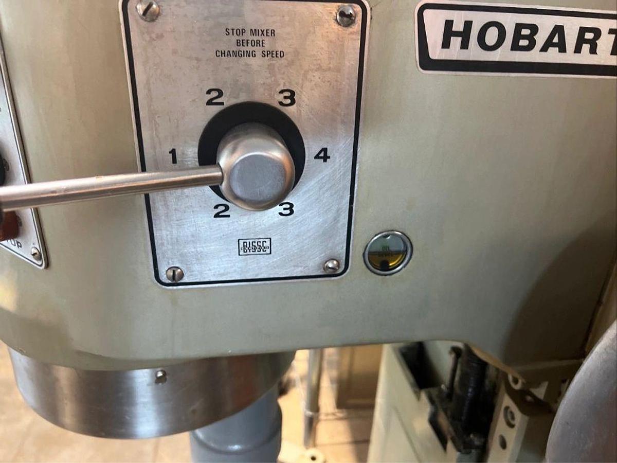 Used Hobart H600T 60 Qt Mixer 1/2HP - 3Ph - 200 - New Stainless Bowl And Dough HookHobart H600T 60 Qt Mixer 1/2HP - 3Ph - 200 - New Stainless Bowl And Dough Hook