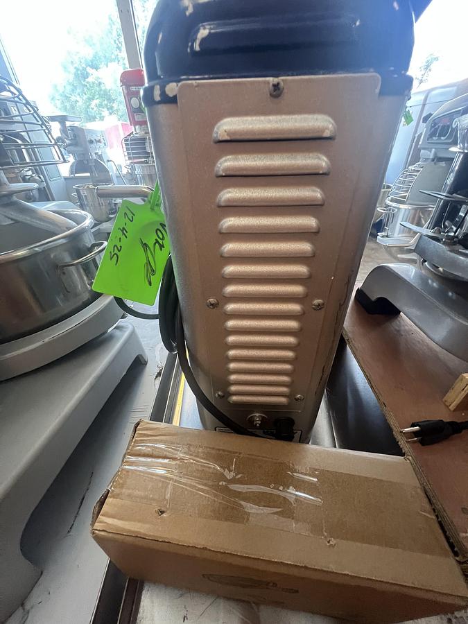 Used Vollrath MIX1007 7 Qt Commercial Countertop Mixer w/ Bowl & Attachments