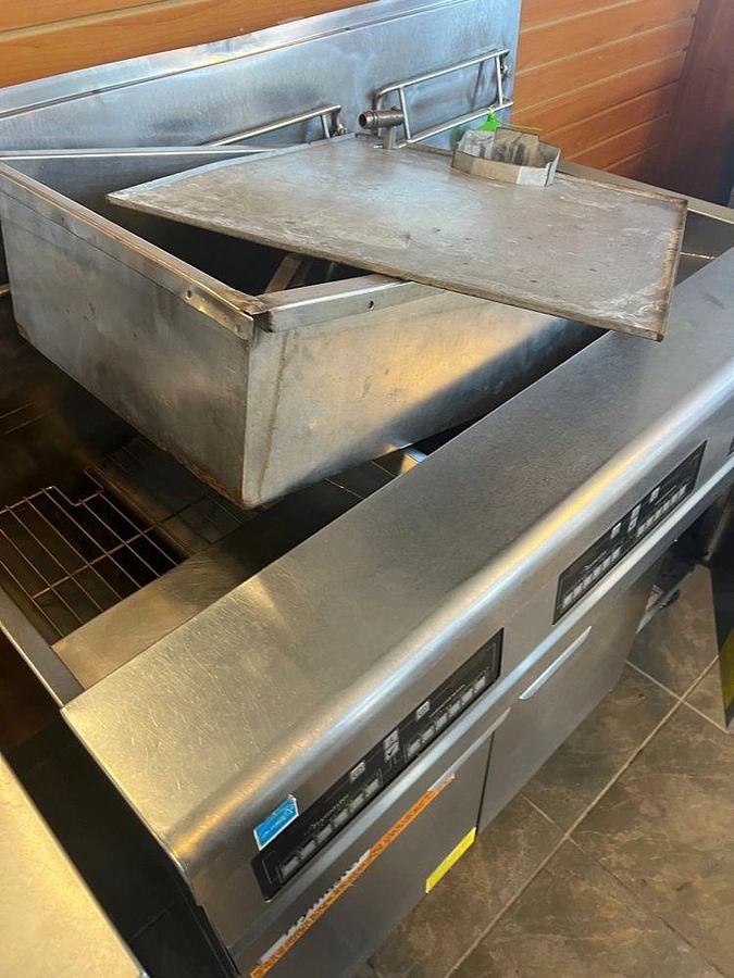 Used Frymaster FPPH355 Natural Gas 150 lb. 3 Unit High-Efficiency Gas Floor Fryer System with CM3.5 Controls - 240,000 BTUFrymaster FPPH355 Natural Gas 150 lb. 3 Unit High-Efficiency Gas Floor Fryer System with CM3.5 Controls - 240,000 BTU