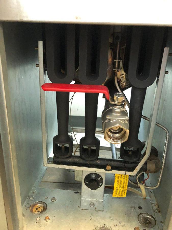 Used MVP Group SRF-35/40-NG 40 Lbs. Stainless Steel Front and Galvanized Sides Natural Gas Sierra Fryer - 90,000 BTUMVP Group SRF-35/40-NG 40 Lbs. Stainless Steel Front and Galvanized Sides Natural Gas Sierra Fryer - 90,000 BTU