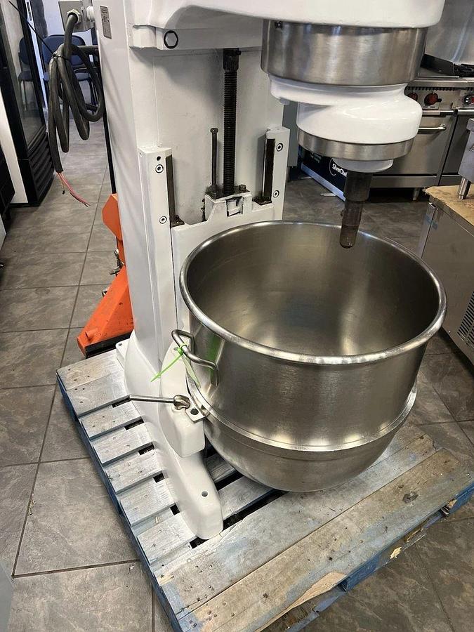 Used Hobart (V-1401) 140 Quart 4 Speed Bakery Dough Food Mixer With S/S Bowl & HookHobart (V-1401) 140 Quart 4 Speed Bakery Dough Food Mixer With S/S Bowl & Hook