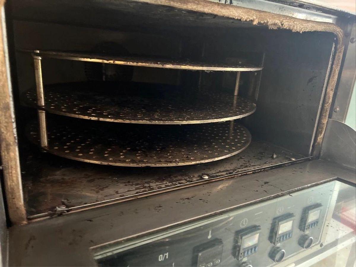 Used Doyon Model FPR3 - 3 Rotating Deck Pizza Oven - 208V 1 PhaseDoyon Model FPR3 - 3 Rotating Deck Pizza Oven - 208V 1 Phase