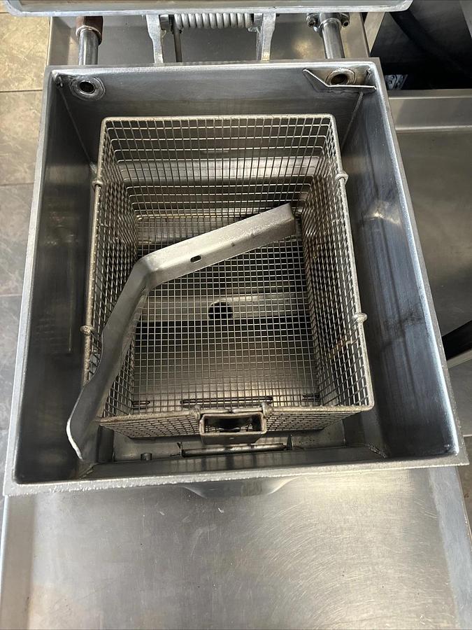 Used Henny Penny 600 Natural Gas Pressure Fryer- W/ Basket & Handle- Oil Filtration