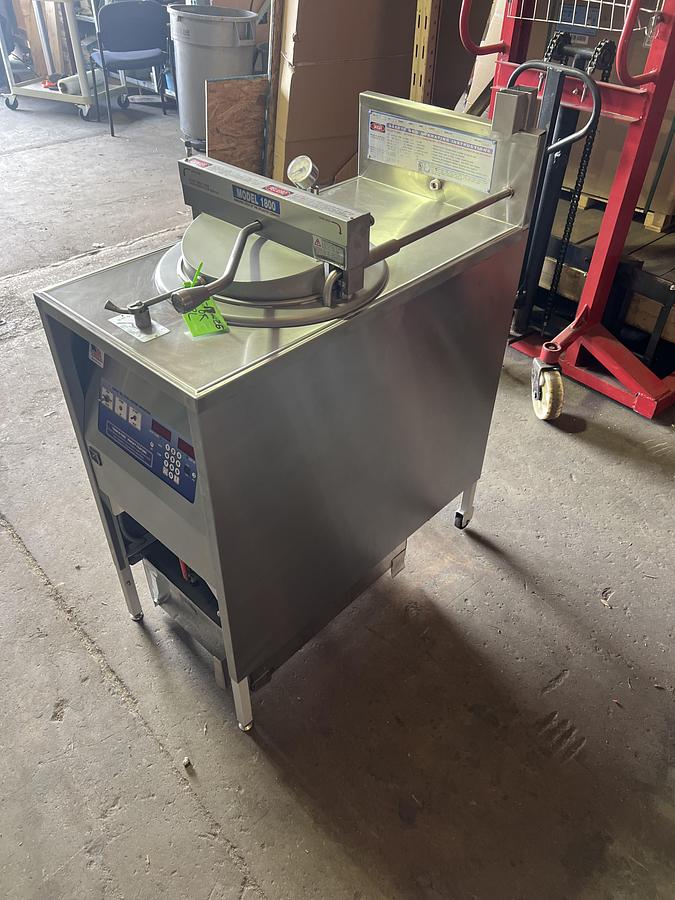 Refurbished Broaster Model 1800 Commercial Pressure Fryer w/ Filtration Digital Controls