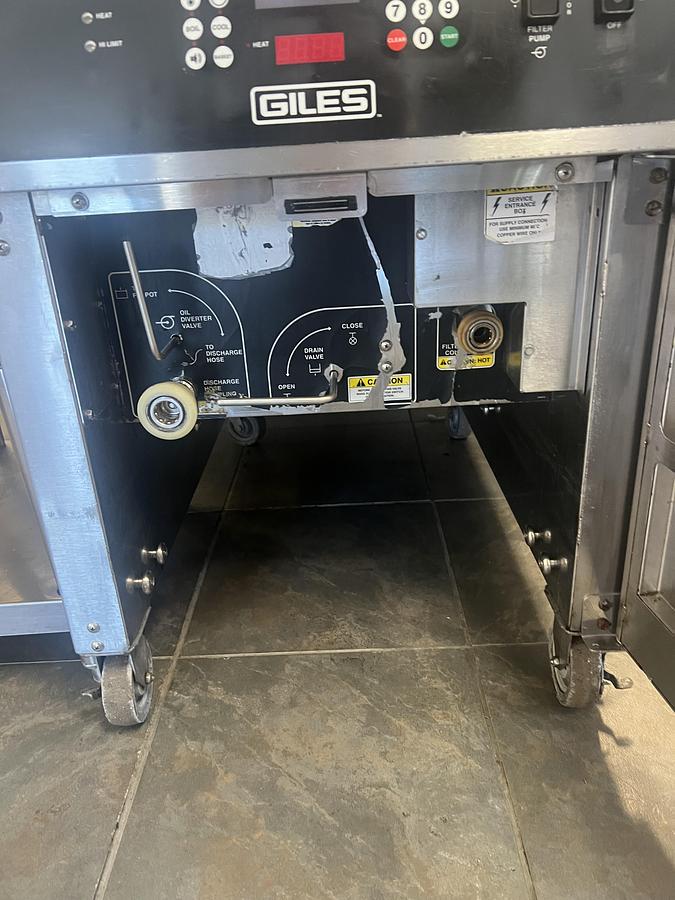 Refurbished Giles GF40 40 lb Electric Floor Fryer with Built-In Oil Filtration – 208/240V 3PH – Tested