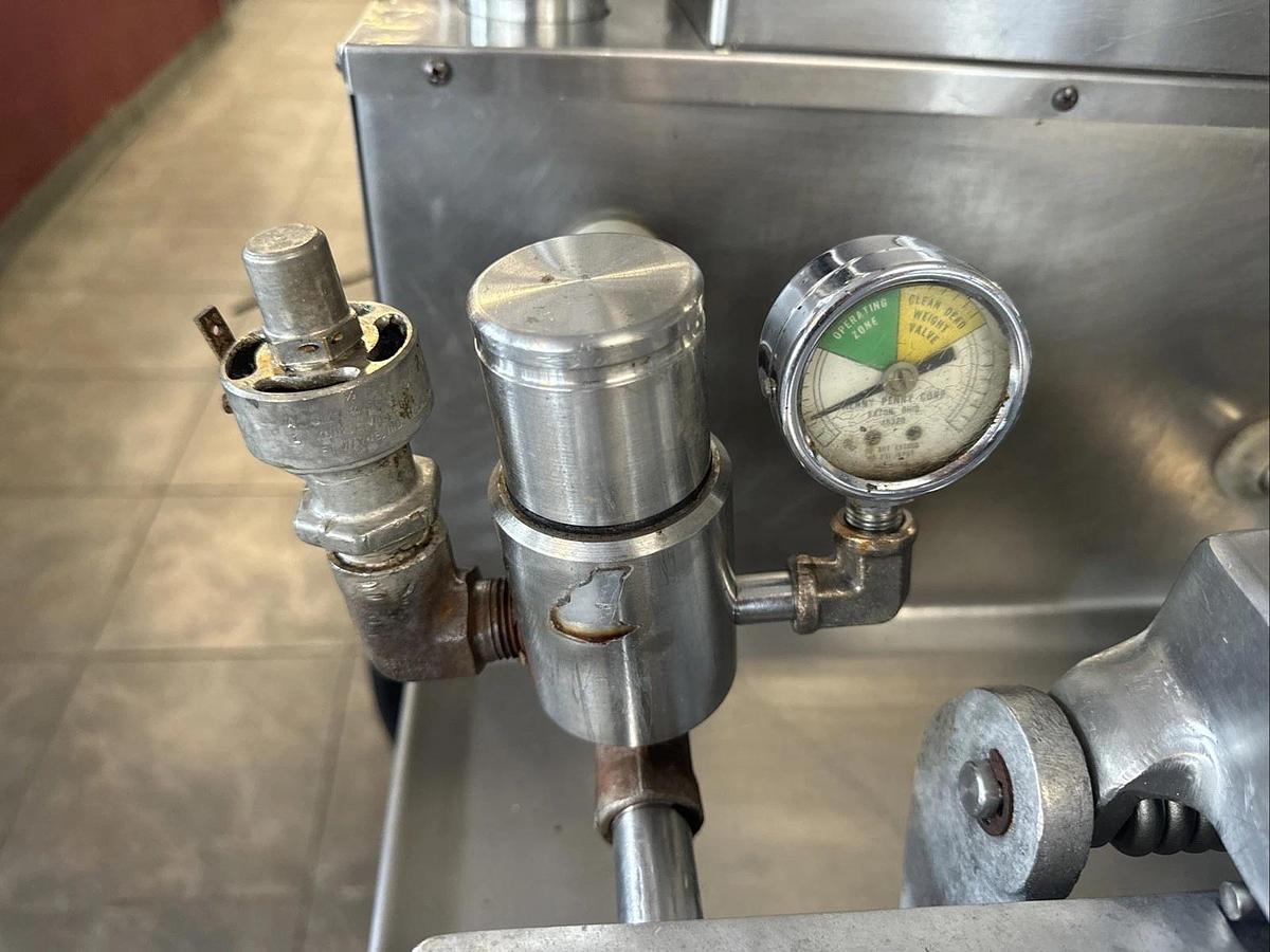 Used Henny Penny 600 Natural Gas Pressure Fryer- W/ Basket & Handle- Oil Filtration