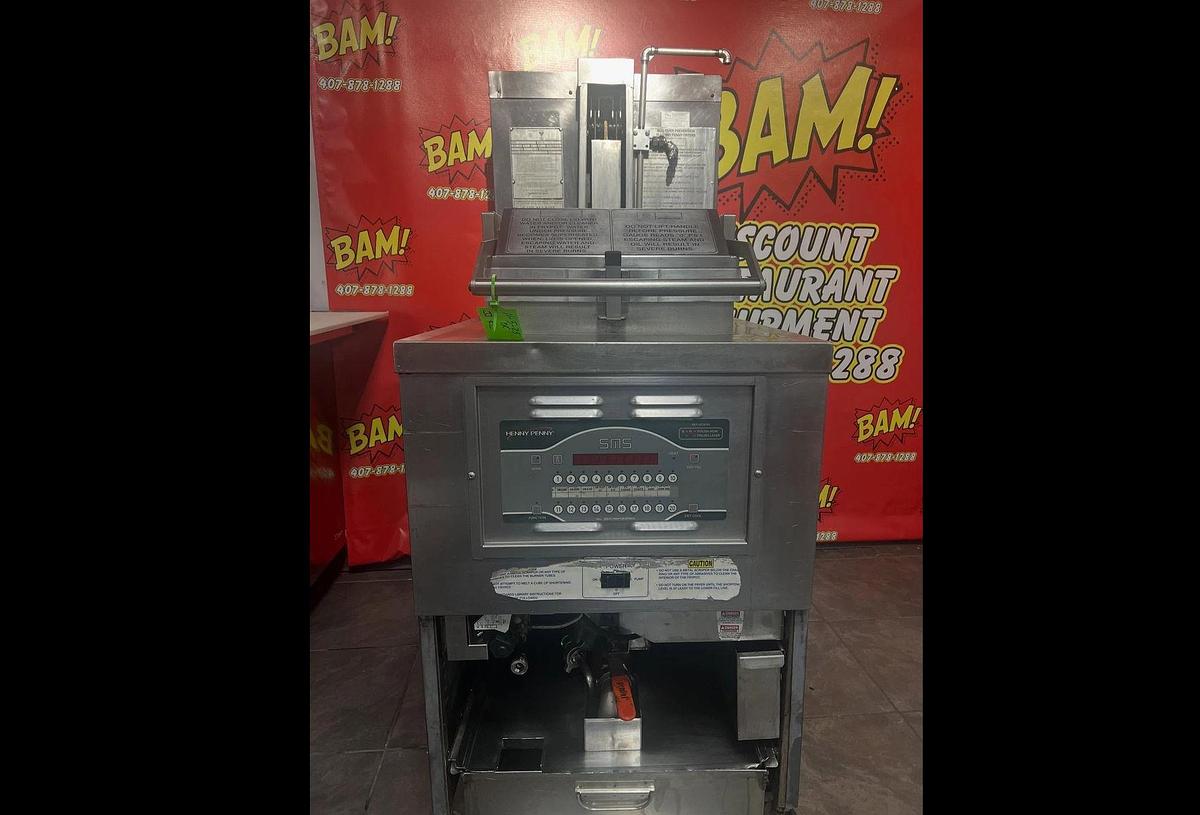 Used Henny Penny PFG690.09 26” 8-Head Natural Gas Pressure FryerHenny Penny PFG690.09 26” 8-Head Natural Gas Pressure Fryer