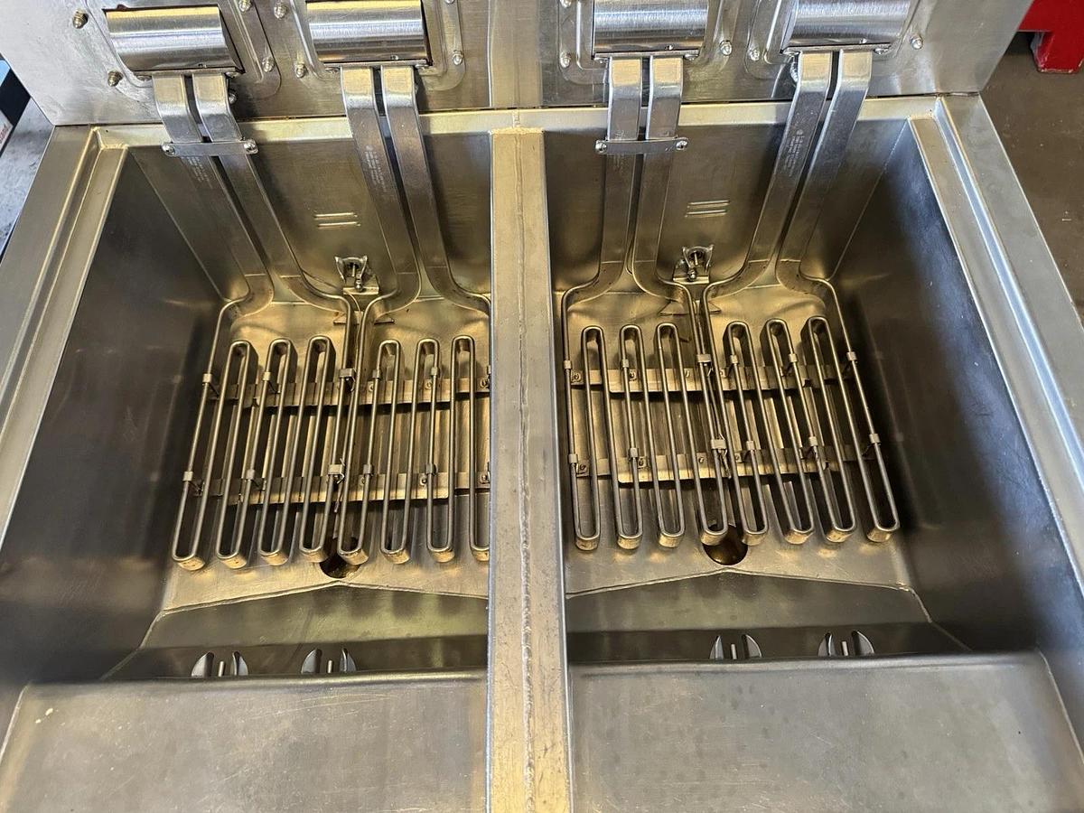 Used Henny Penny LVE-102-EE Fryer - (2) Vats, 208v 3 Phase Excellent condition
