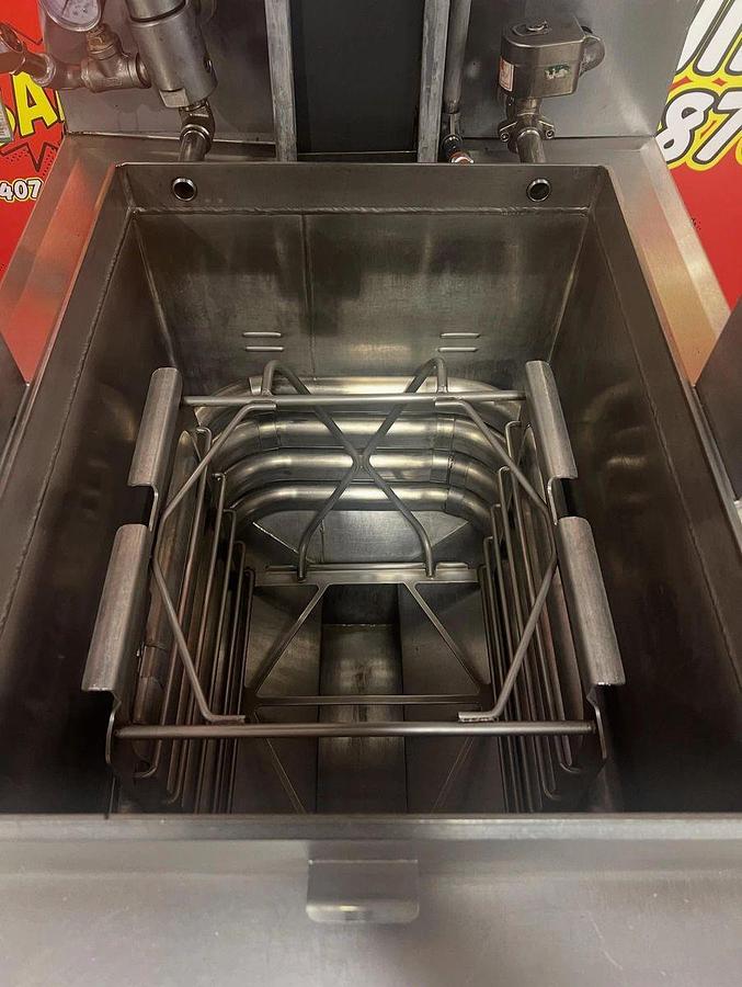 Used Henny Penny PFG690.09 26” 8-Head Natural Gas Pressure FryerHenny Penny PFG690.09 26” 8-Head Natural Gas Pressure Fryer