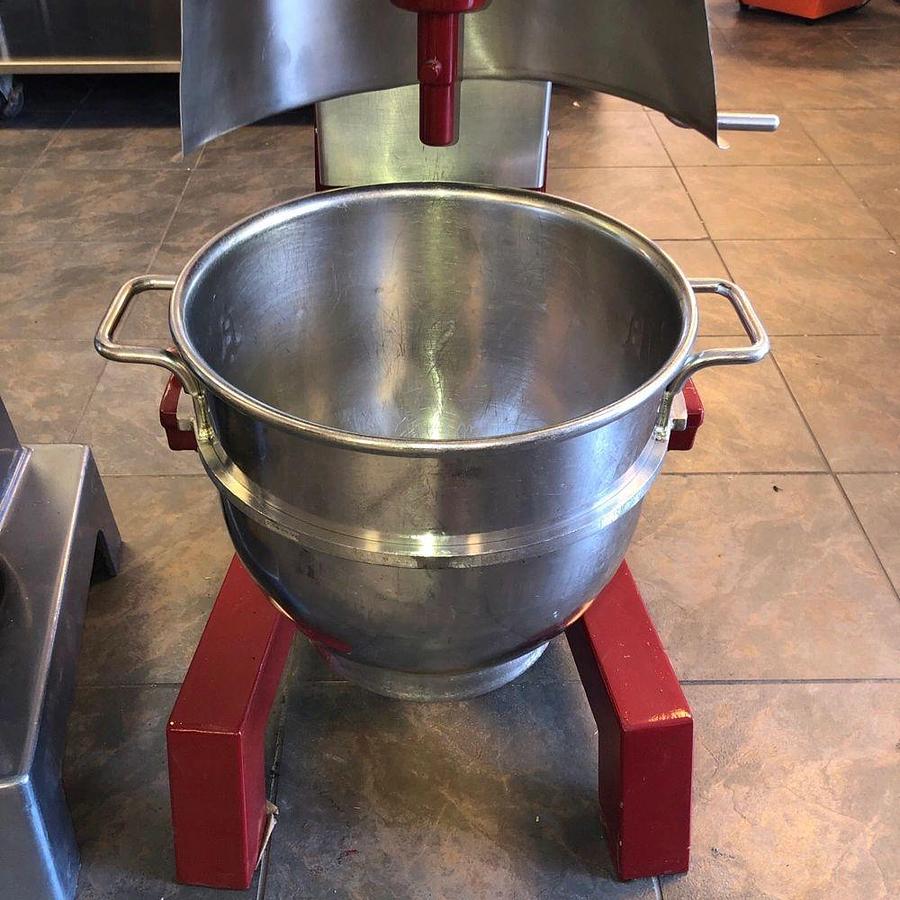 Used Hobart D-300 30 Qt Bakery Dough Mixer w/ Bowl, Hook Volts 115 Phase 1Hobart D-300 30 Qt Bakery Dough Mixer w/ Bowl, Hook Volts 115 Phase 1