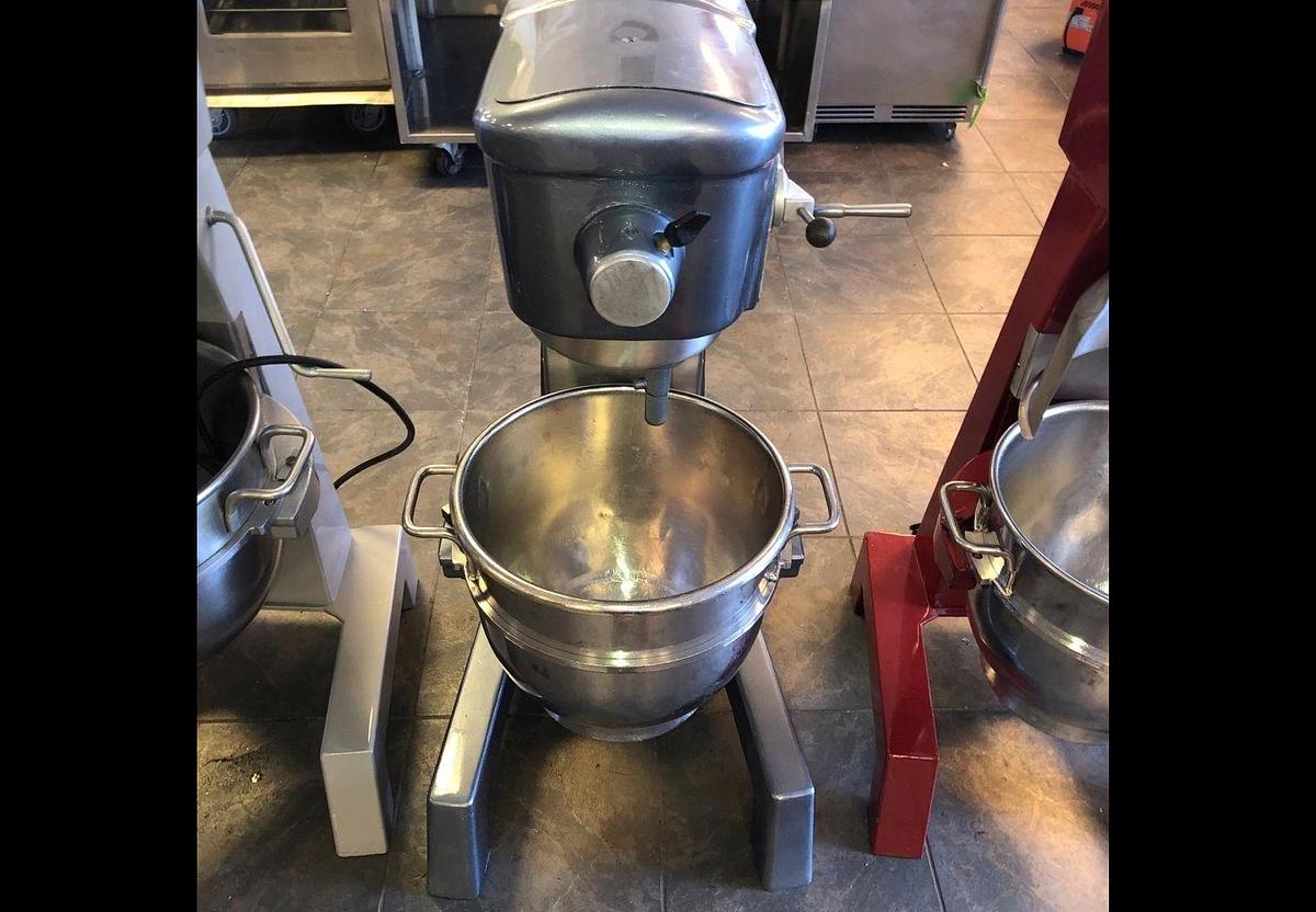 Used Hobart D-300 30 Qt Bakery Dough Mixer w/ Bowl, Hook Volts 115 Phase 1Hobart D-300 30 Qt Bakery Dough Mixer w/ Bowl, Hook Volts 115 Phase 1