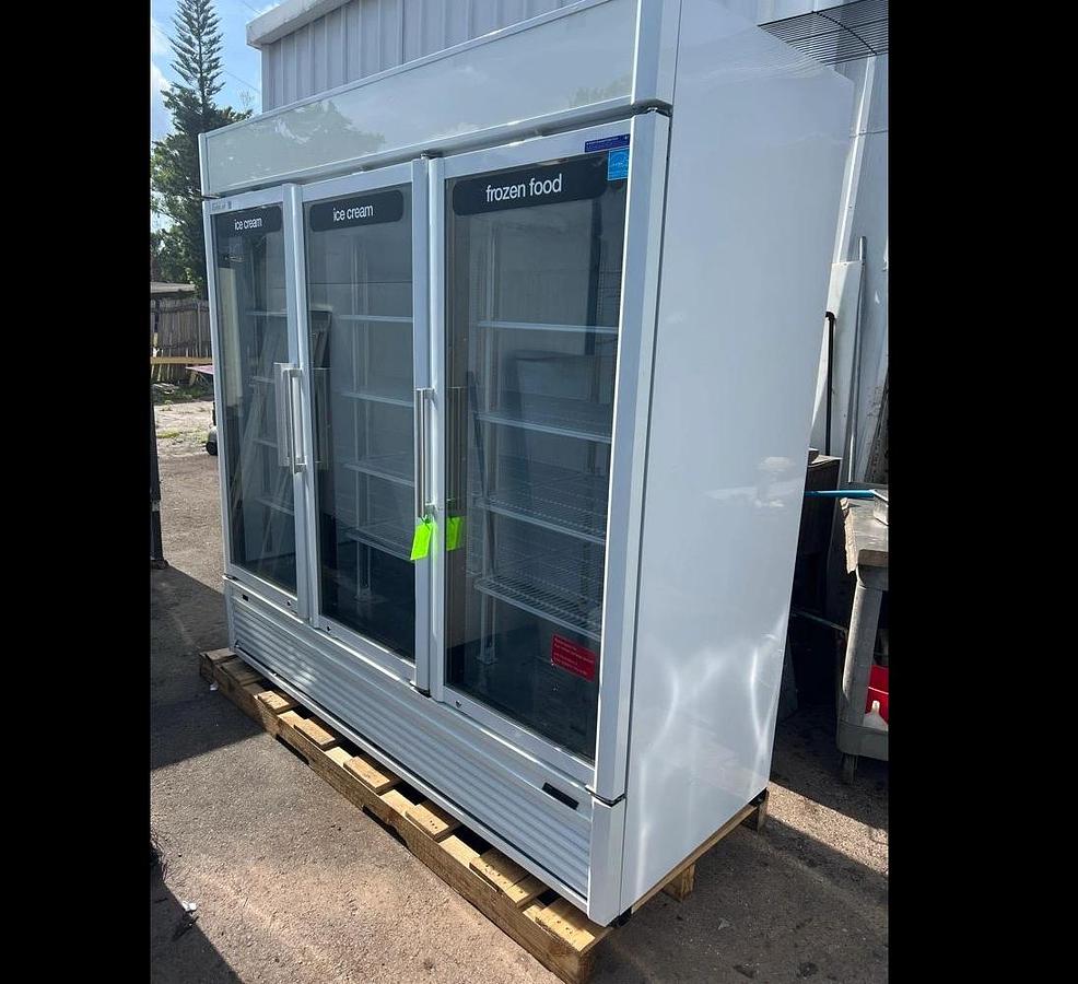Used Turbo Air TGF-72SD-N 78” Three Section Display Freezer w/ Swing Doors - Bottom Mount Compressor, White, 115vTurbo Air TGF-72SD-N 78” Three Section Display Freezer w/ Swing Doors - Bottom Mount Compressor, White, 115v