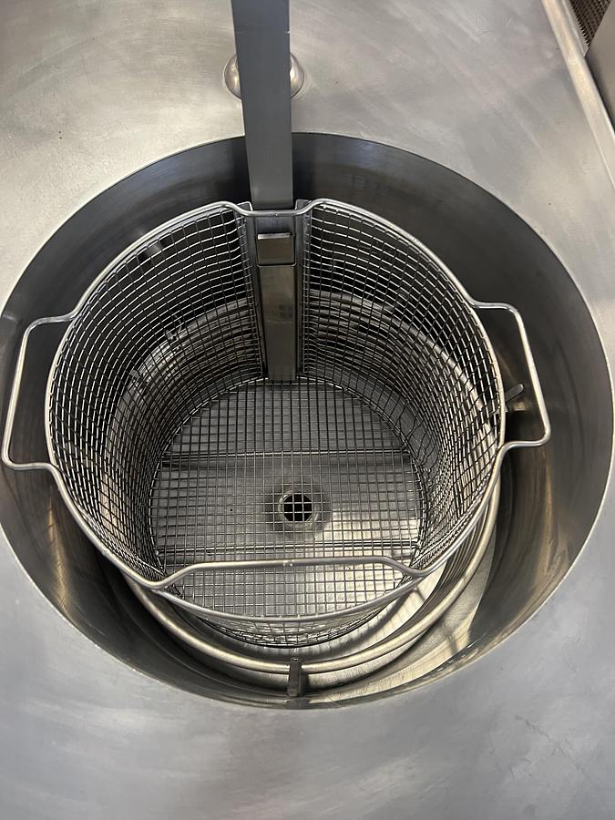 Refurbished Giles GEF-720 Commercial Pressure Fryer – Digital Controls – Built-In Oil Filtration