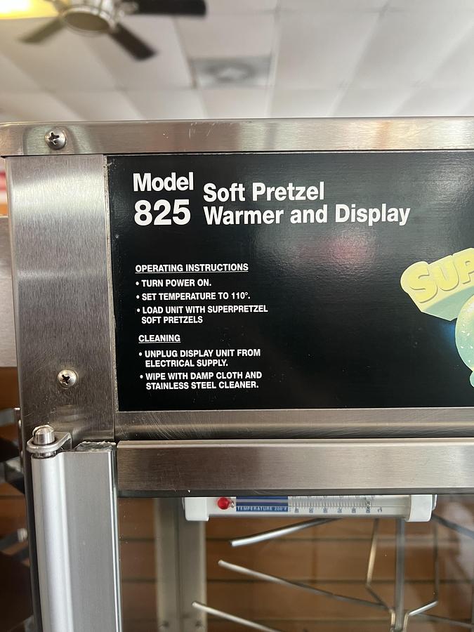 Used Gold Medal Model 825 SuperPretzel Soft Pretzel Warmer & Display Case