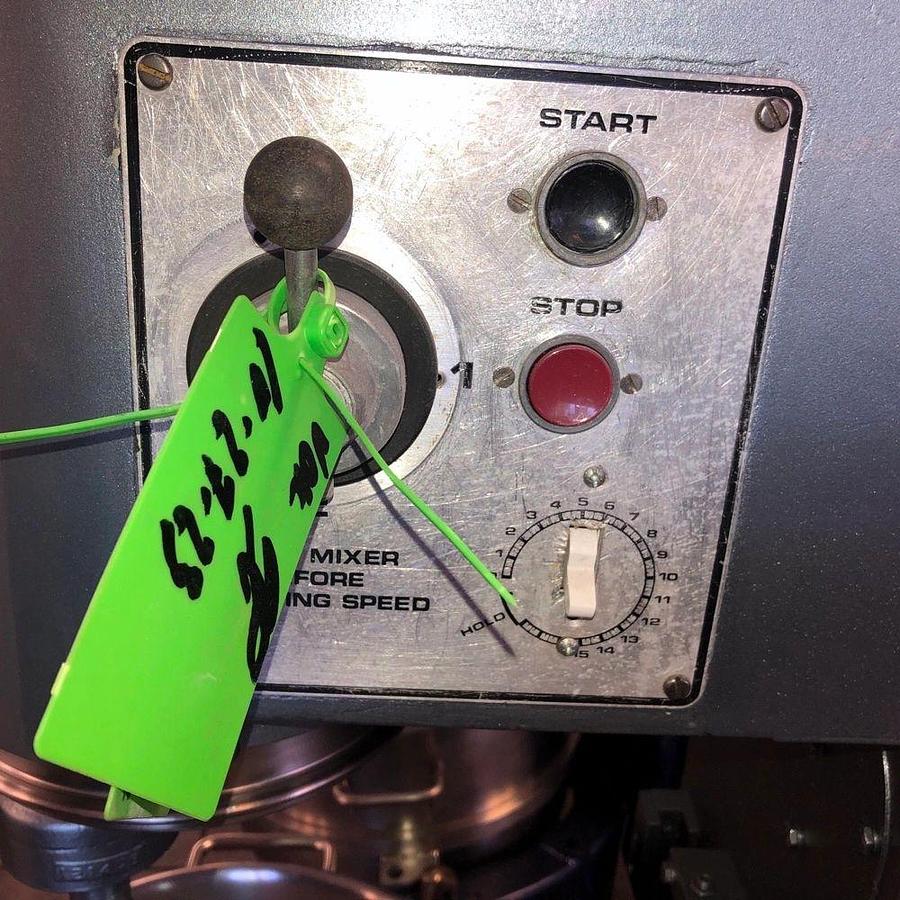 Used Hobart D330- 30-quart mixer with bowl and hook- Working- 208v 3 PhaseHobart D330- 30-quart mixer with bowl and hook- Working- 208v 3 Phase