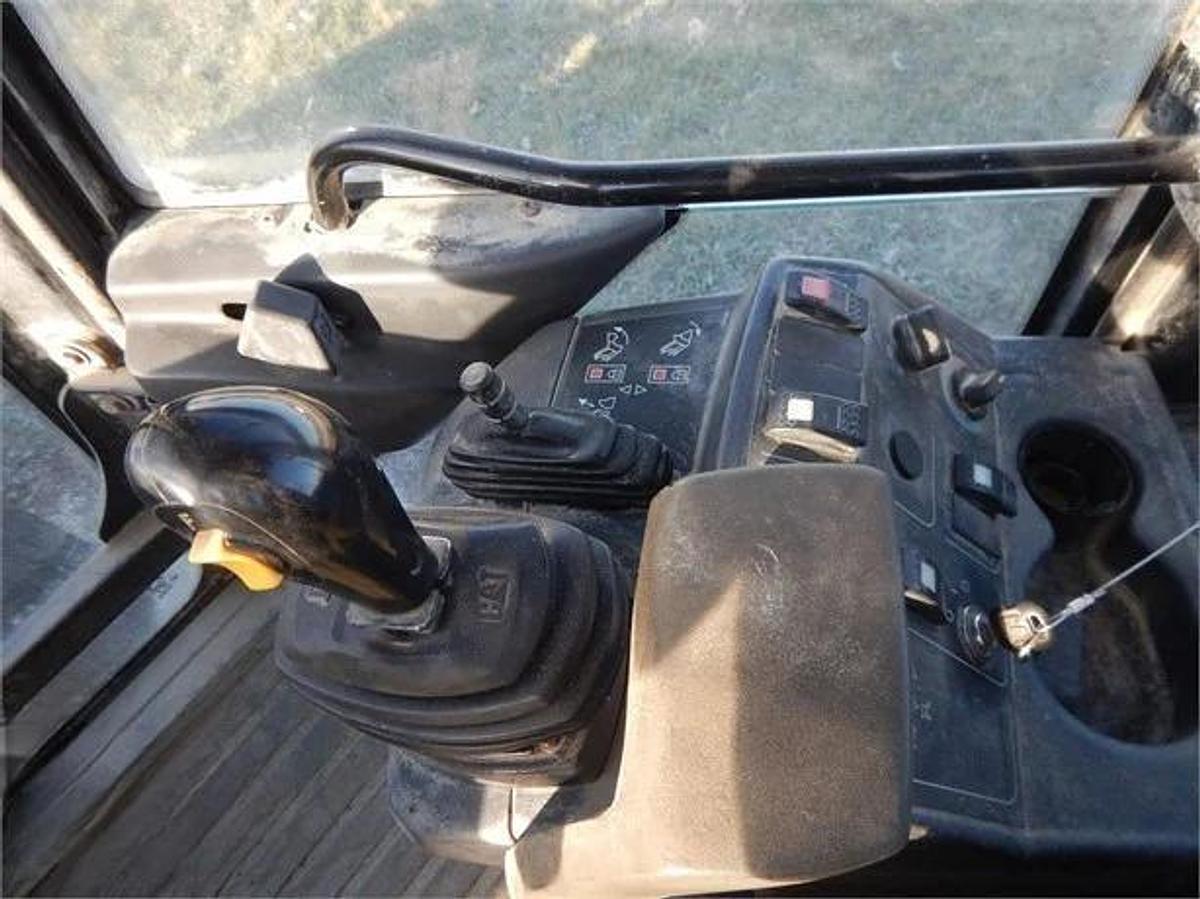 Used 2001 CATERPILLAR 906