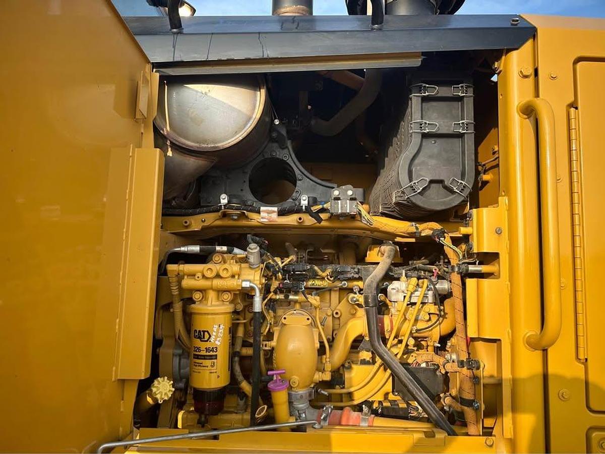 Used 2014 Cat 140M2