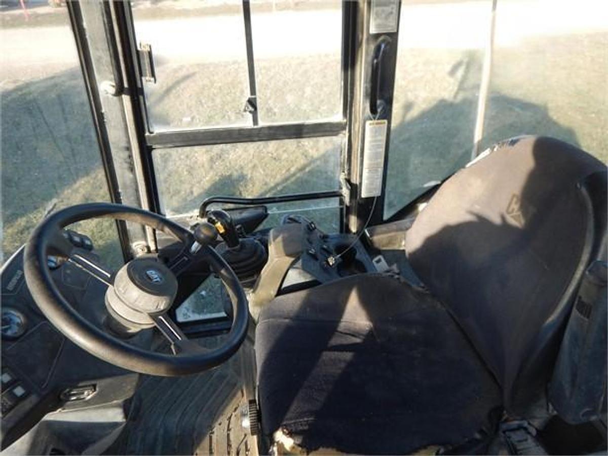 Used 2001 CATERPILLAR 906