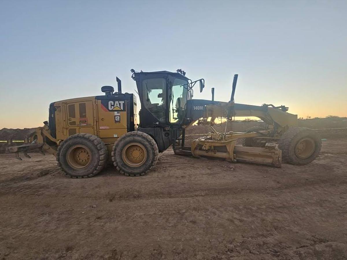 Used 2018 caterpillar 140m3