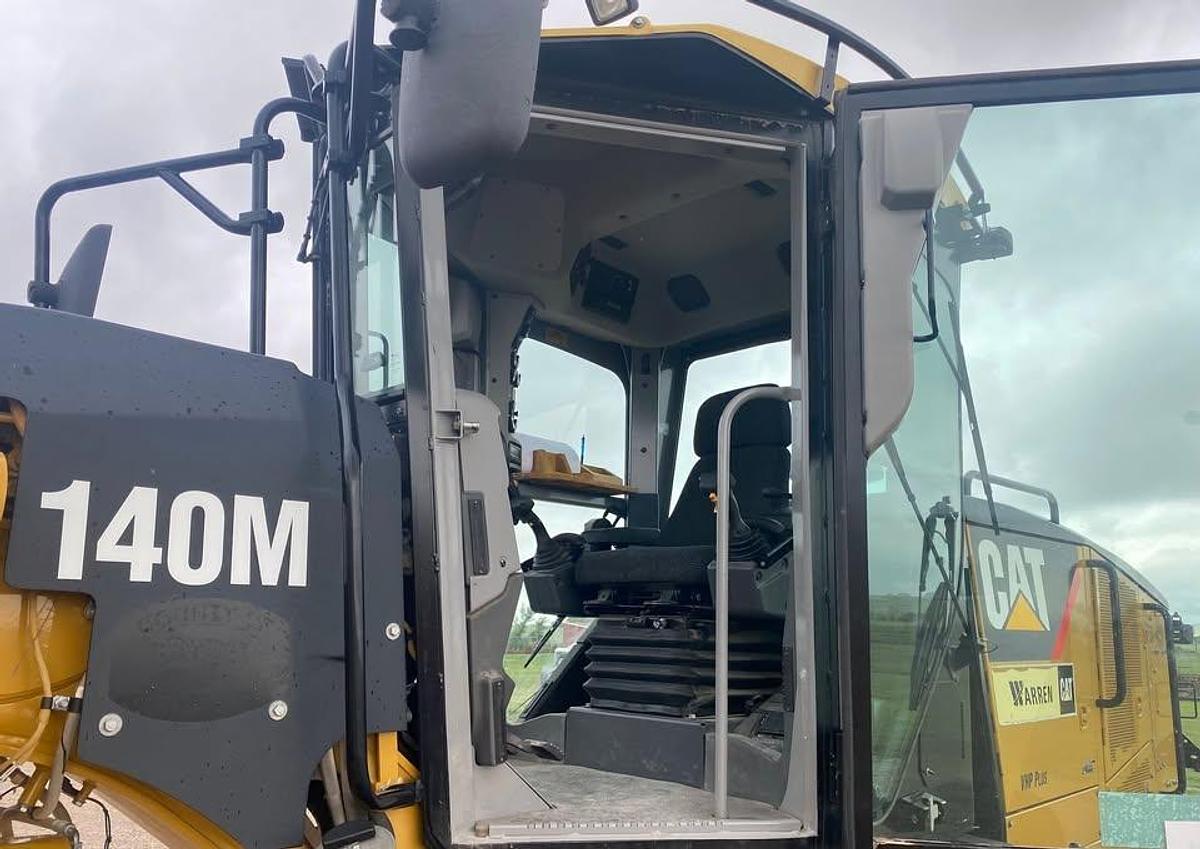 Used 2010 Caterpillar 140M