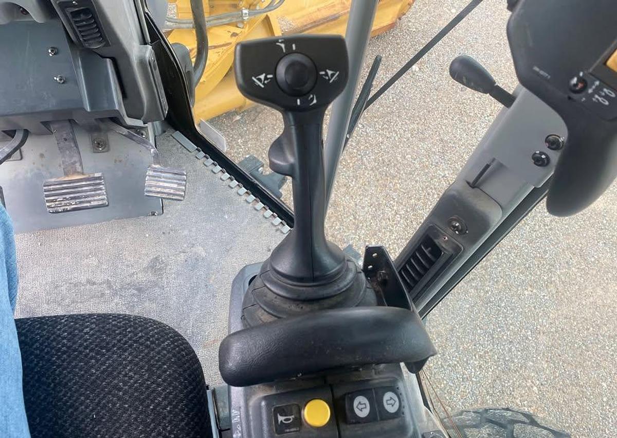 Used 2010 Caterpillar 140M
