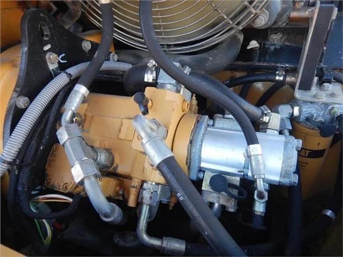 Used 2001 CATERPILLAR 906