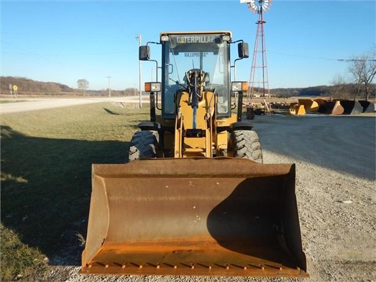 Used 2001 CATERPILLAR 906