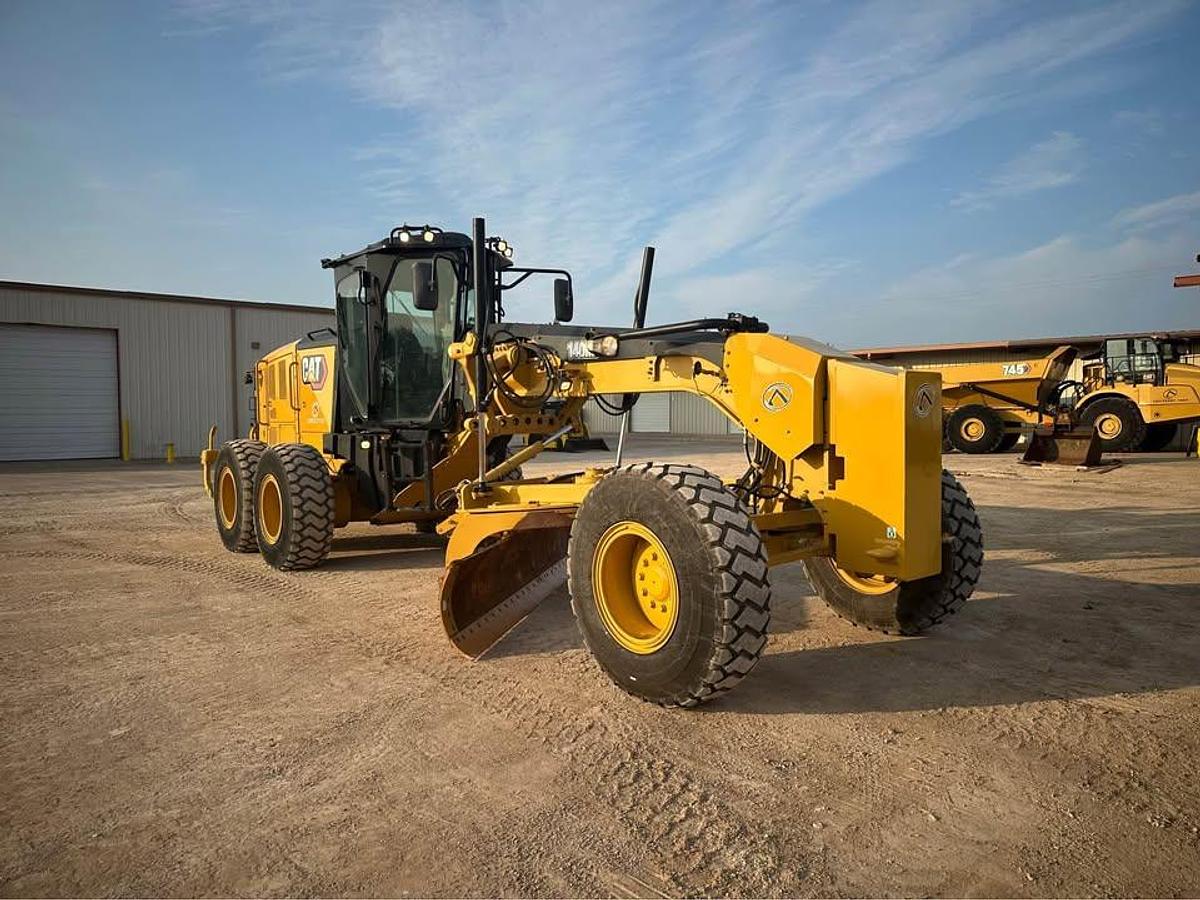 Used 2014 Cat 140M2