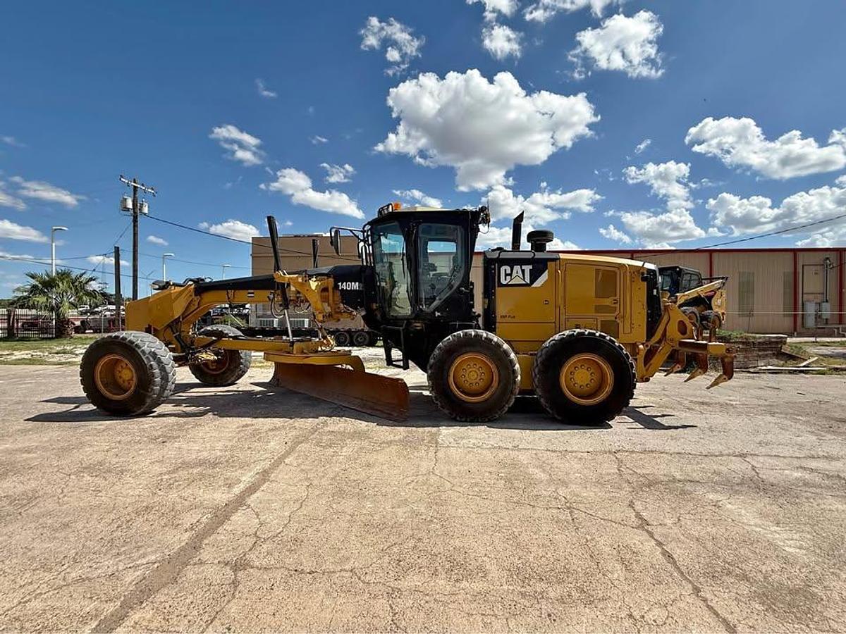 Used 2012 Caterpillar 140M2