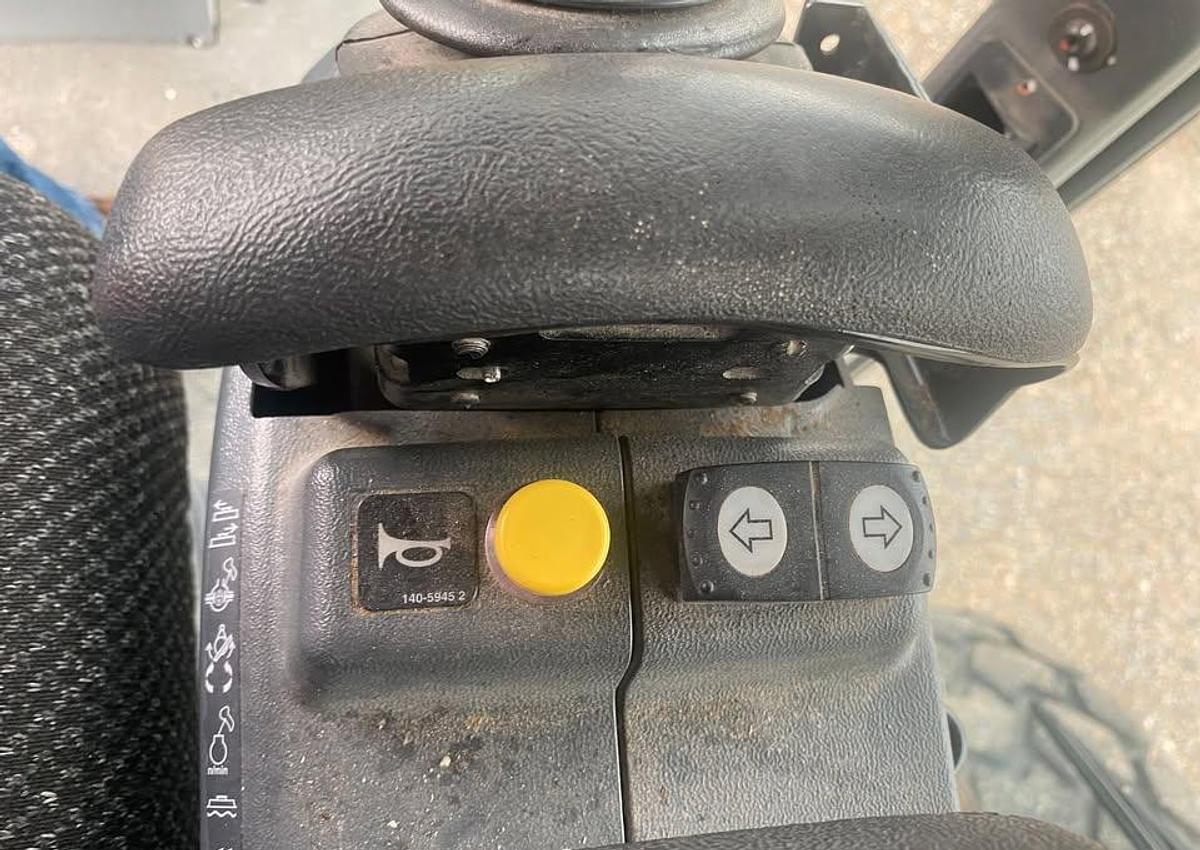 Used 2010 Caterpillar 140M