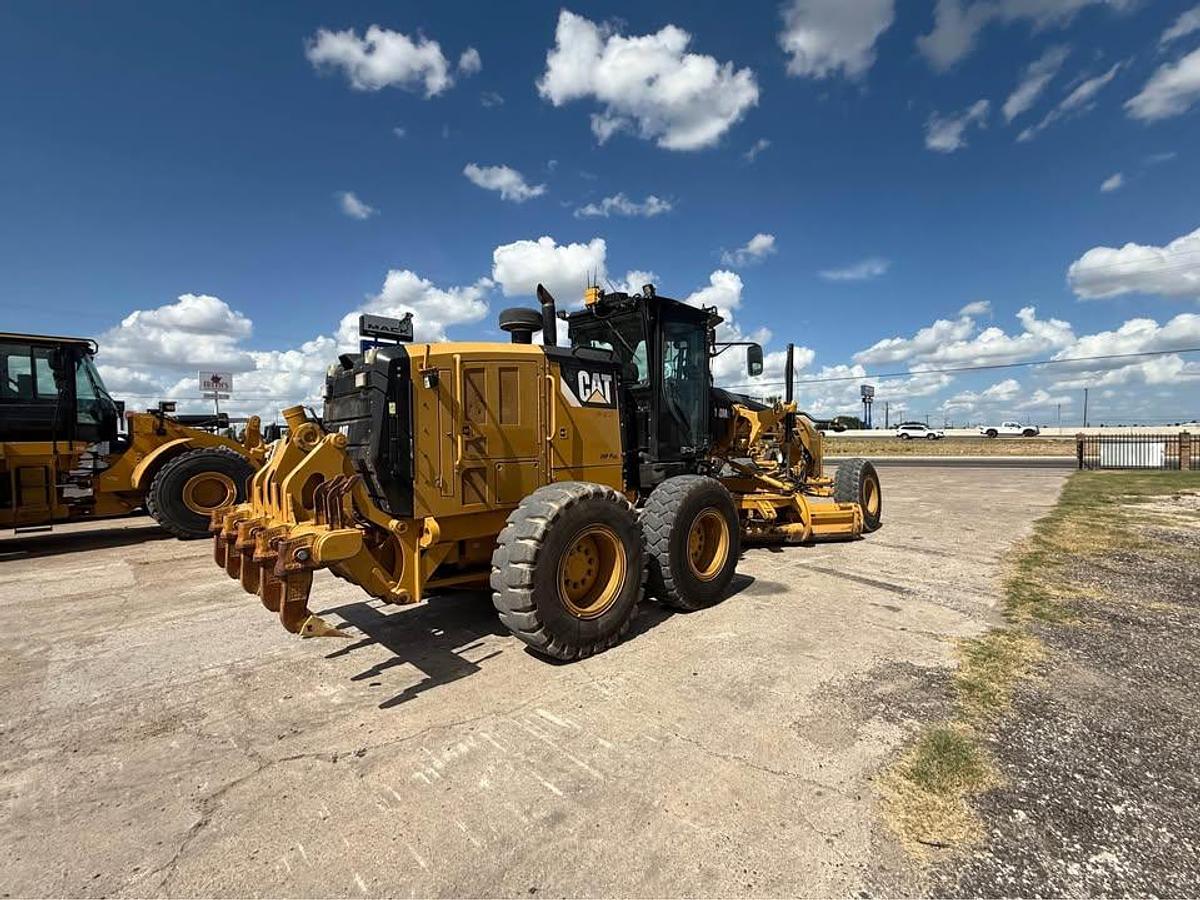 Used 2012 Caterpillar 140M2