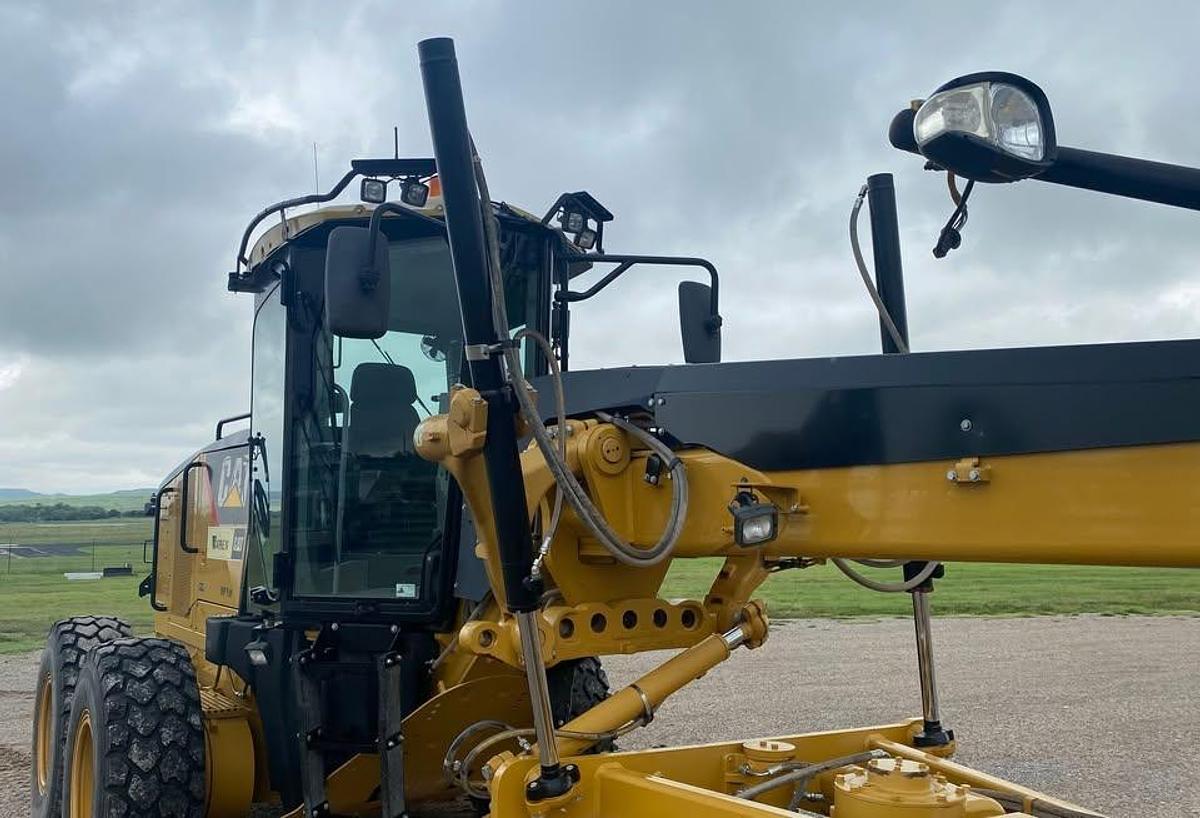 Used 2010 Caterpillar 140M