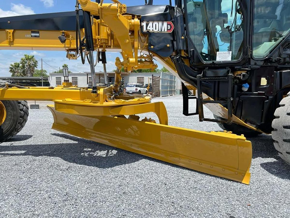 Used 2015 Caterpillar 140M3
