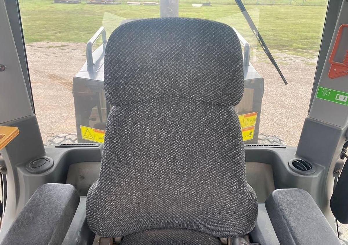 Used 2010 Caterpillar 140M
