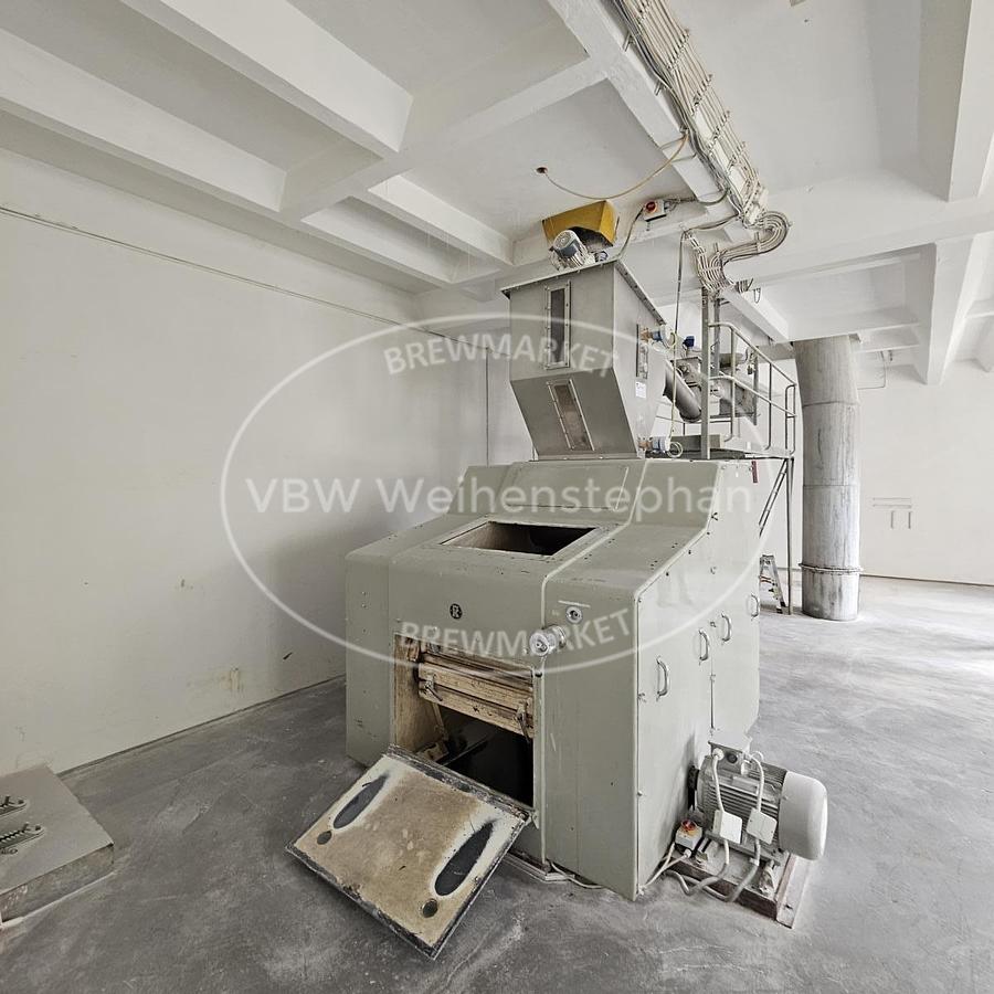 Used Six-roll crushing mill, including feed screw with conditioning