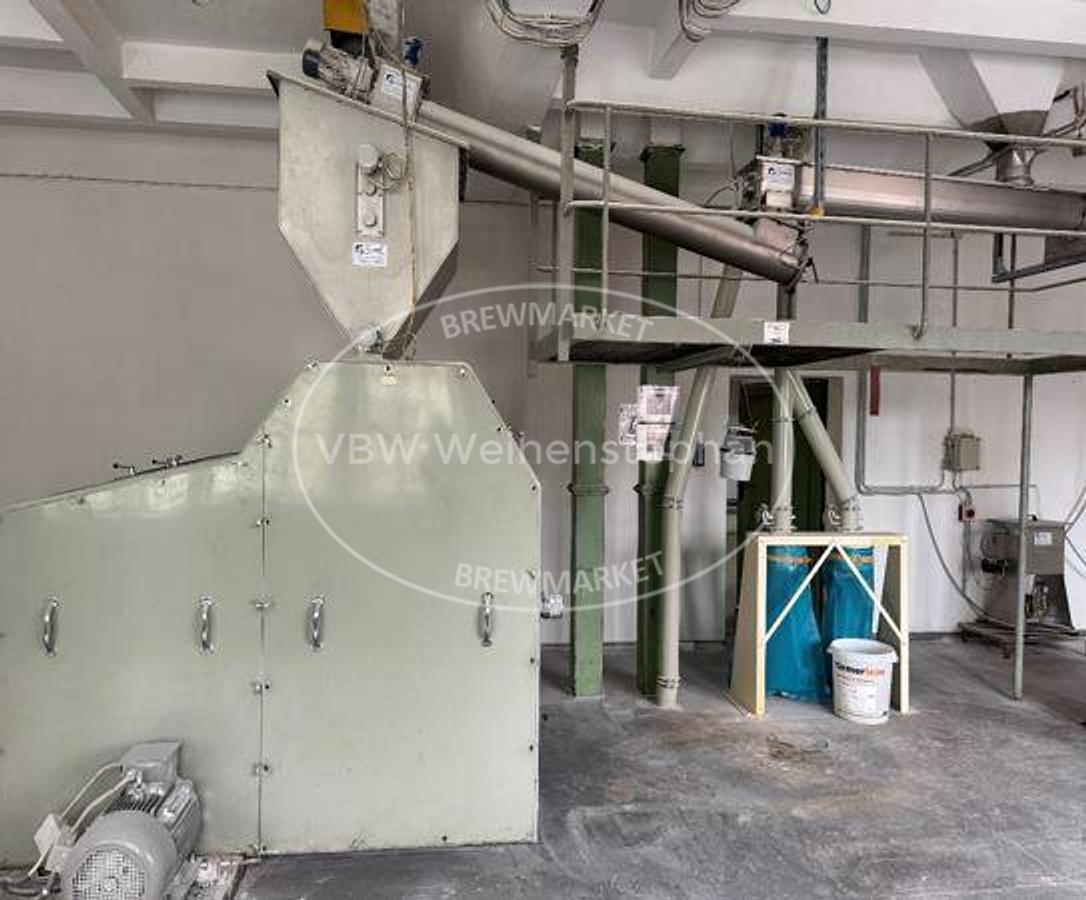 Used Six-roll crushing mill, including feed screw with conditioning