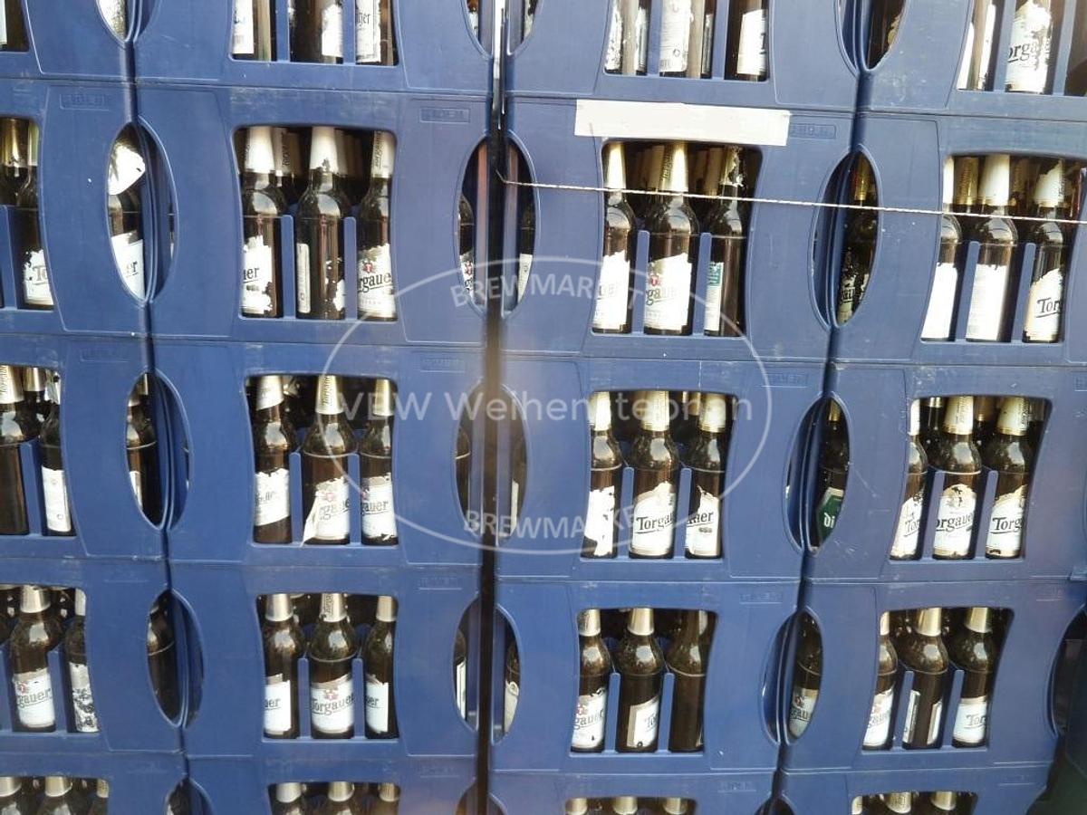 Used used crates with emptie bottles